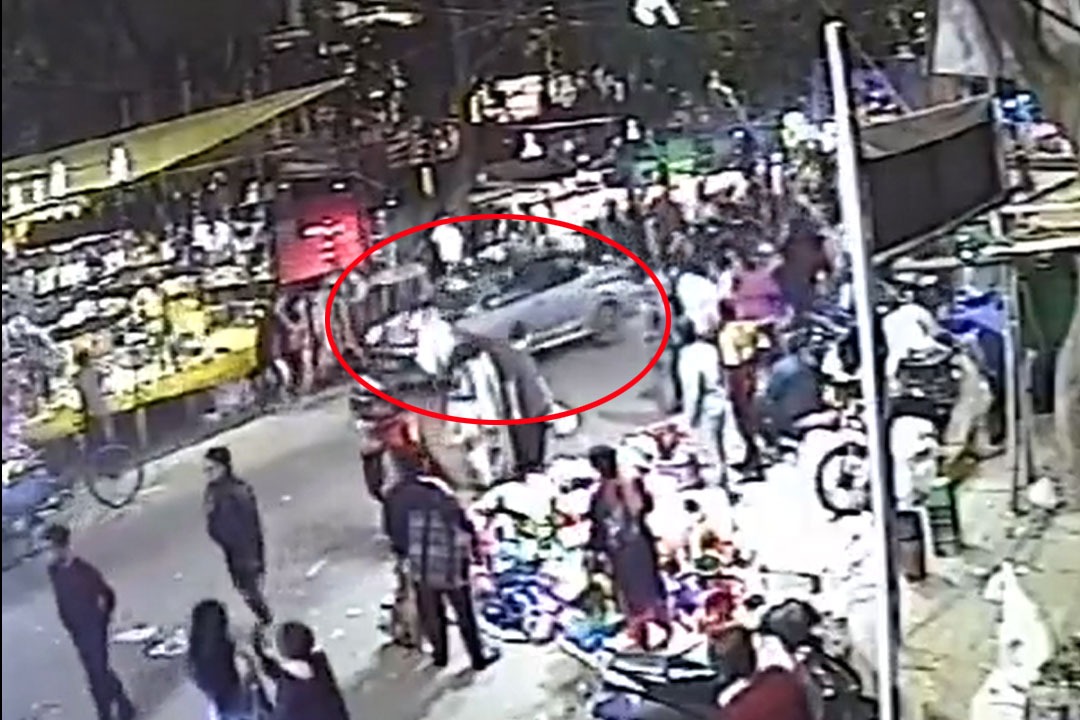 Drunk car driver rams 15 people in Delhi Budh market one dead