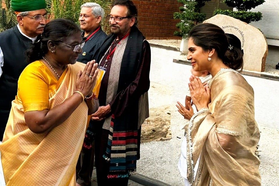 Upasana meets Droupadi Murmu with Klinkara