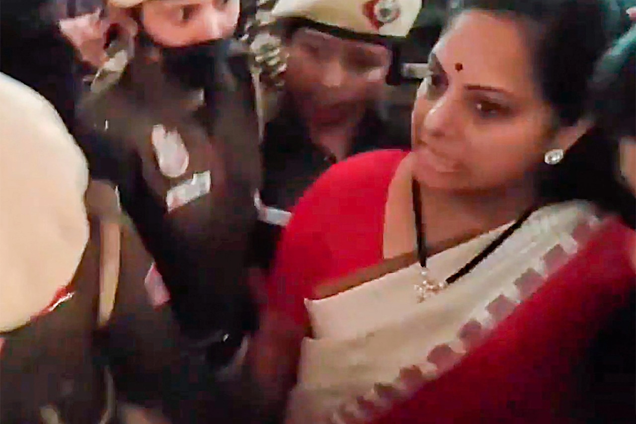 Padma Devender Reddy fires over kavitha arrest