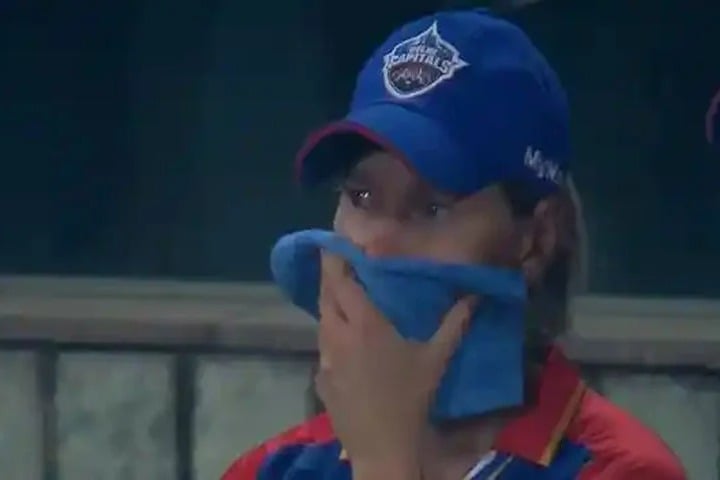 Viral Video of Meg Lanning Spotted in Tears After Delhi Capitals lose to Royal Challengers Bangalore in WPL 2024 Final 