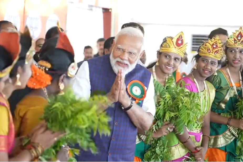 11 'Shakti Ammas' share stage with PM Modi in Tamil Nadu’s Salem