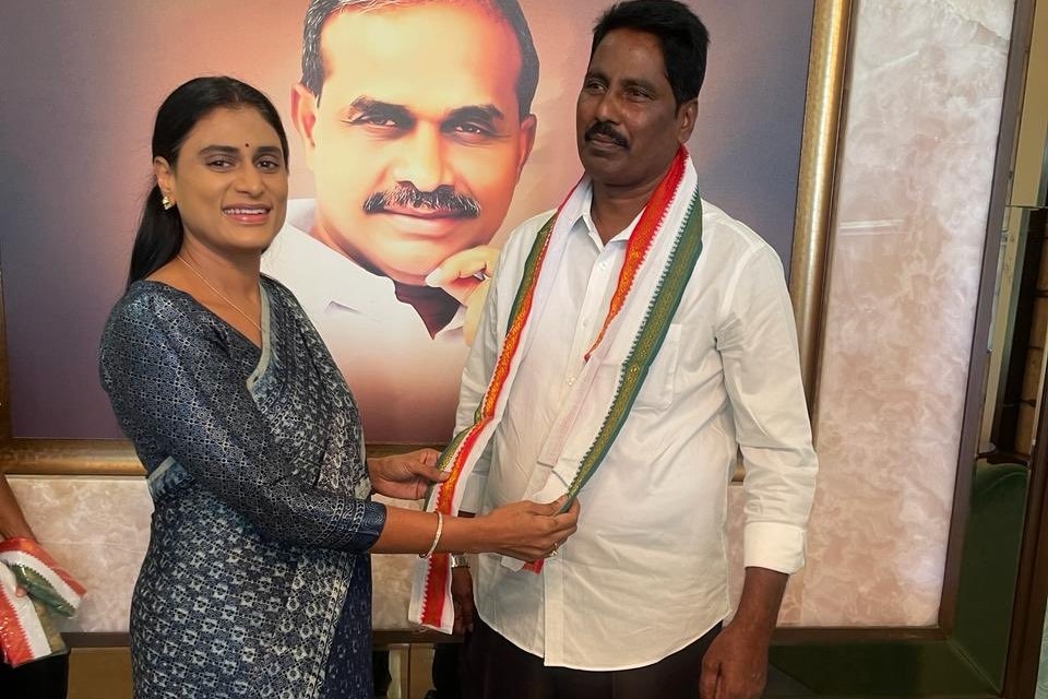 Sharmila welcomes Nandikotkur MLA Arthur into Congress party