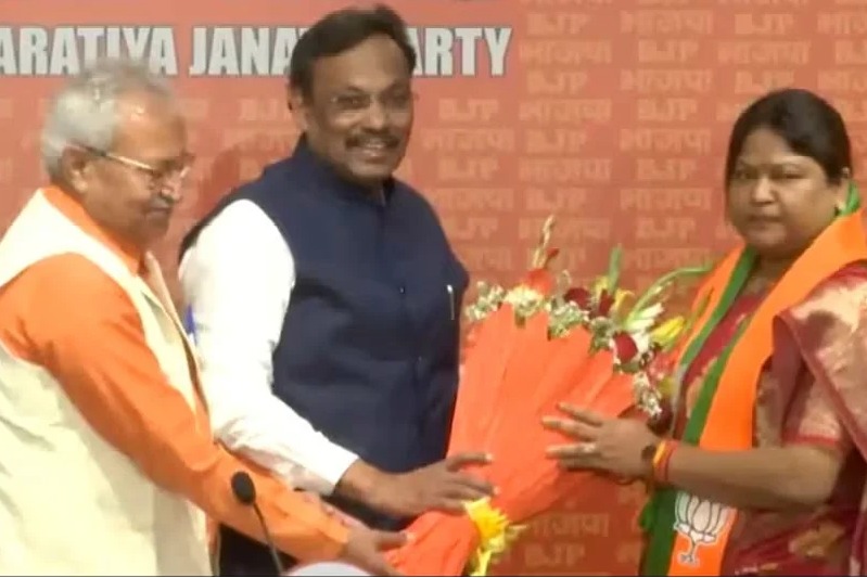 Hemant Sorens sister in law joins BJP after quitting JMM