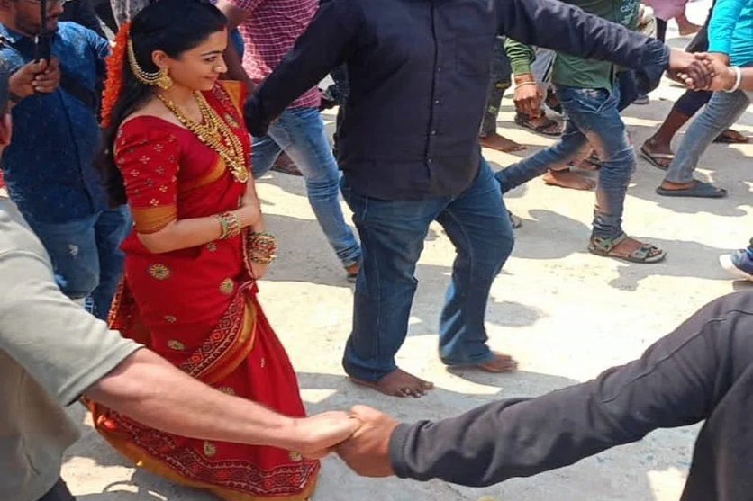 Rashmika Mandanna Dressed In A Saree Spotted On Pushpa 2 Set goes Viral on Social Media