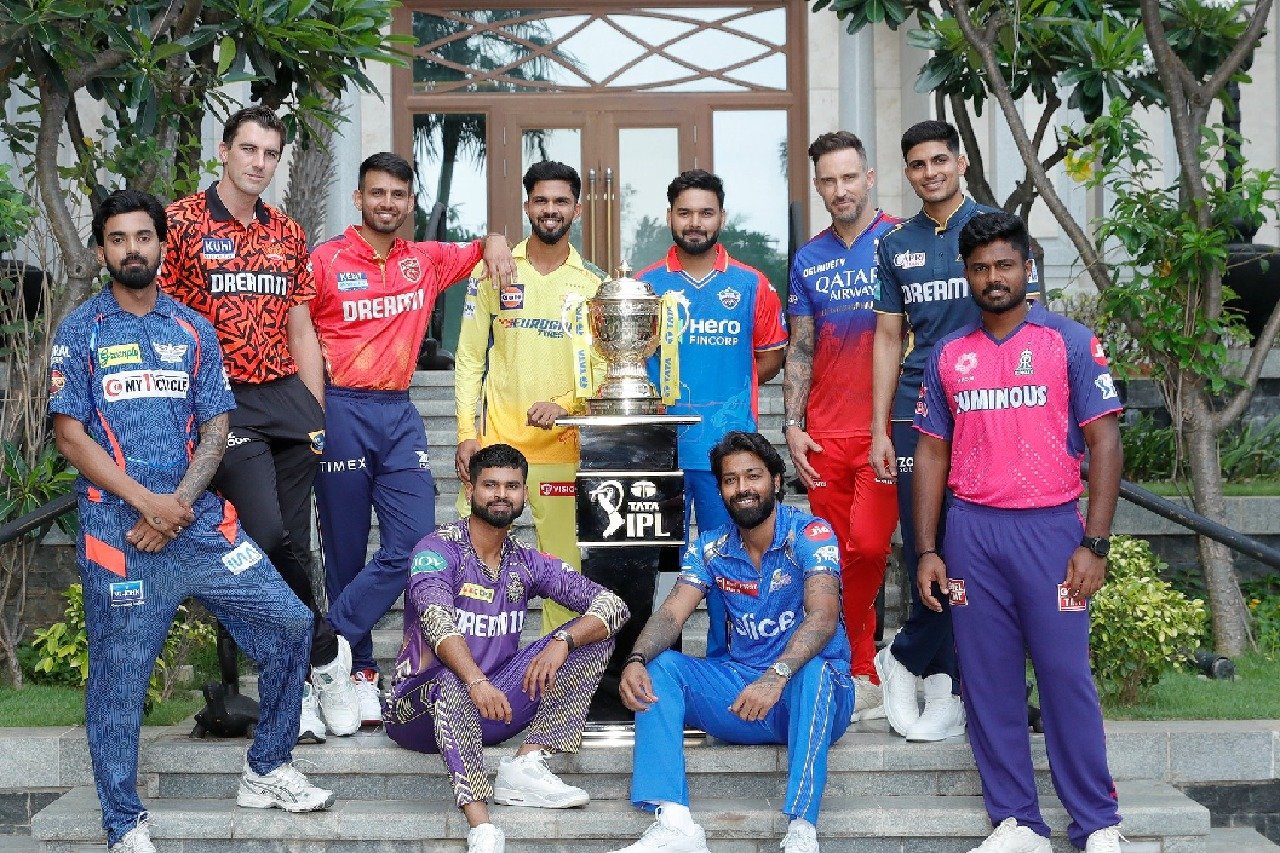 IPL Captains poses with winner trophy