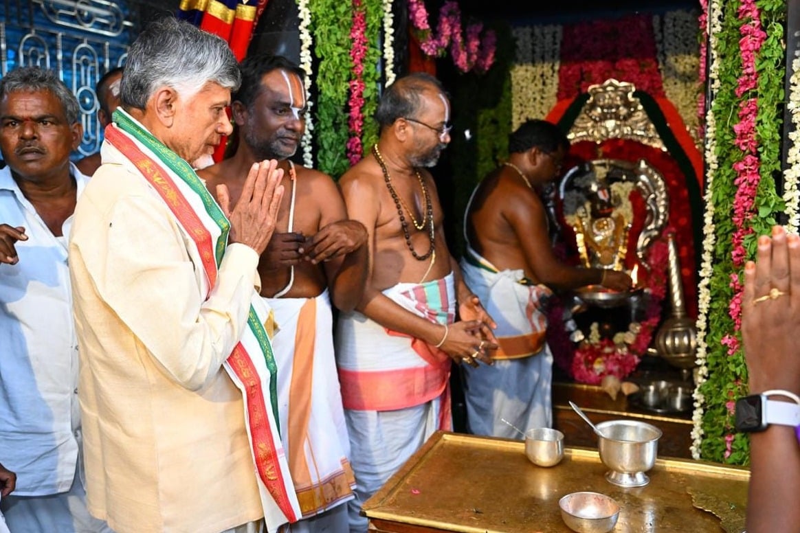 Chandrababu offers prayers in Penchalakona temple