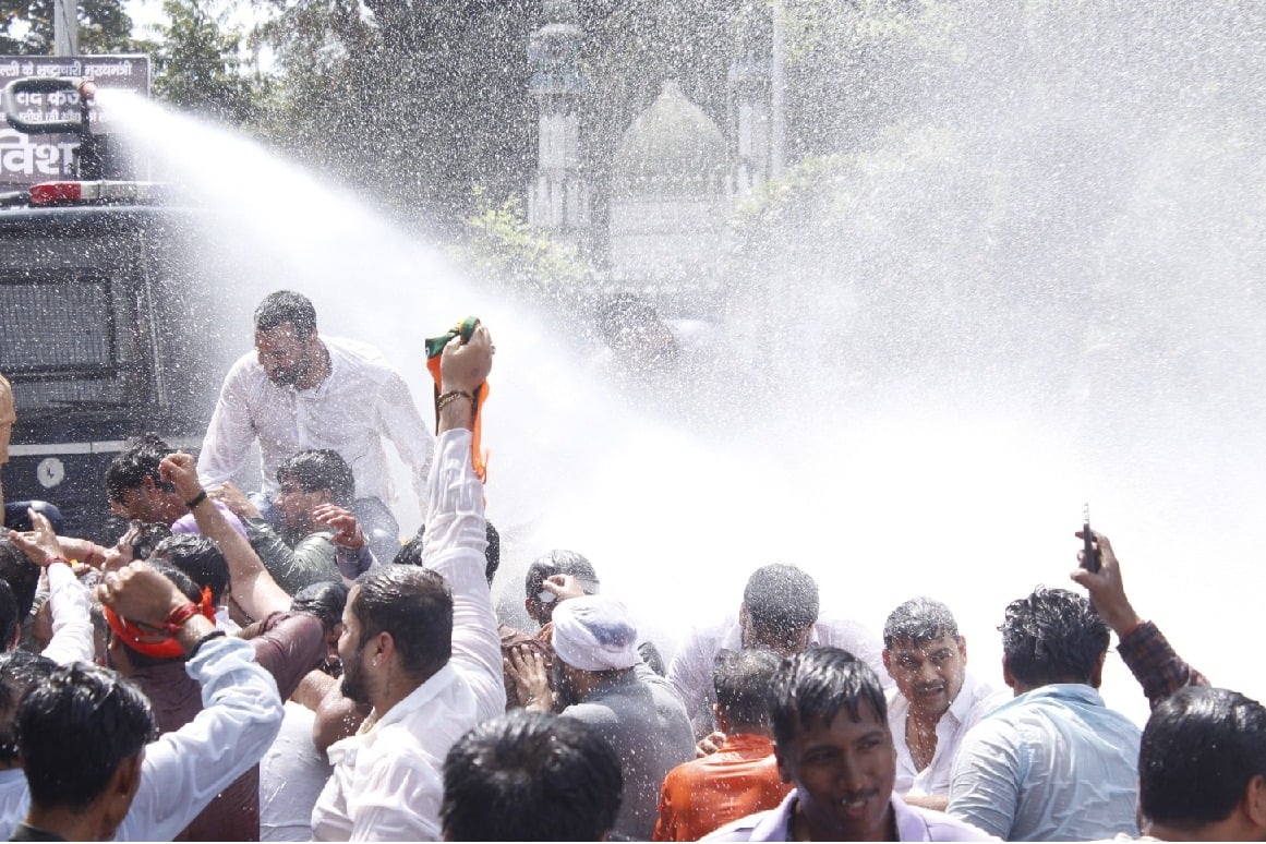Water cannon used on BJP workers seeking Delhi CM Kejriwal's resignation