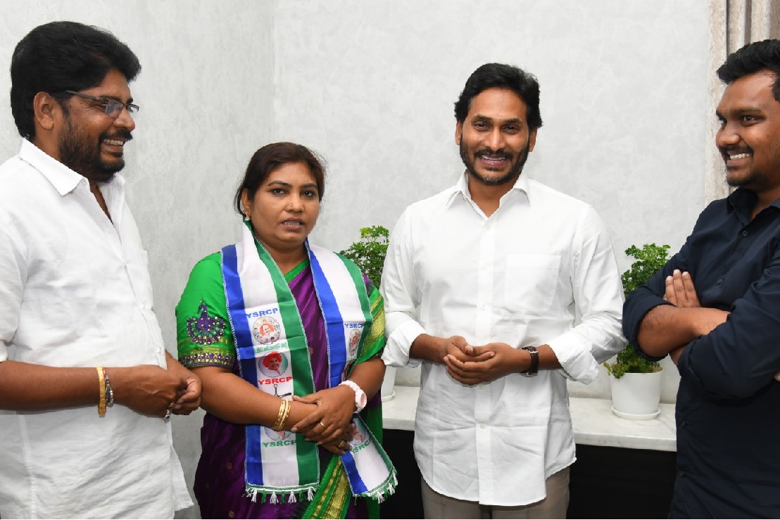 Andhra CM set to launch YSRCP campaign with bus yatra