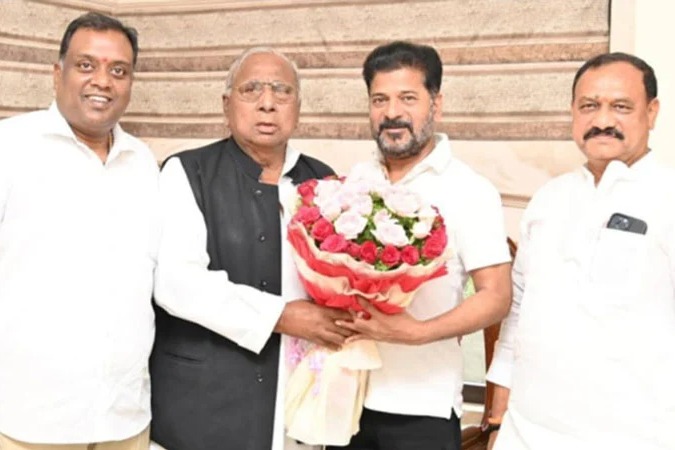Congress Senior Leader V Hanumantha Rao Meets CM Revanth Reddy