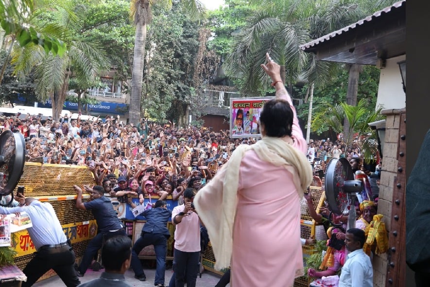 Amitabh shares pic of ‘Jalsa ka dwar’ as fans gather outside bungalow