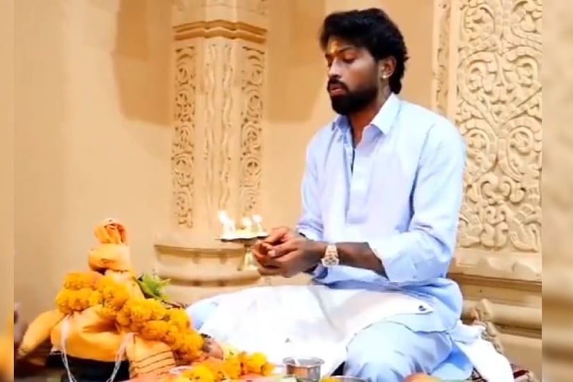 Amid IPL hustle Mumbais Hardik Pandya offers prayers at Somnath Temple