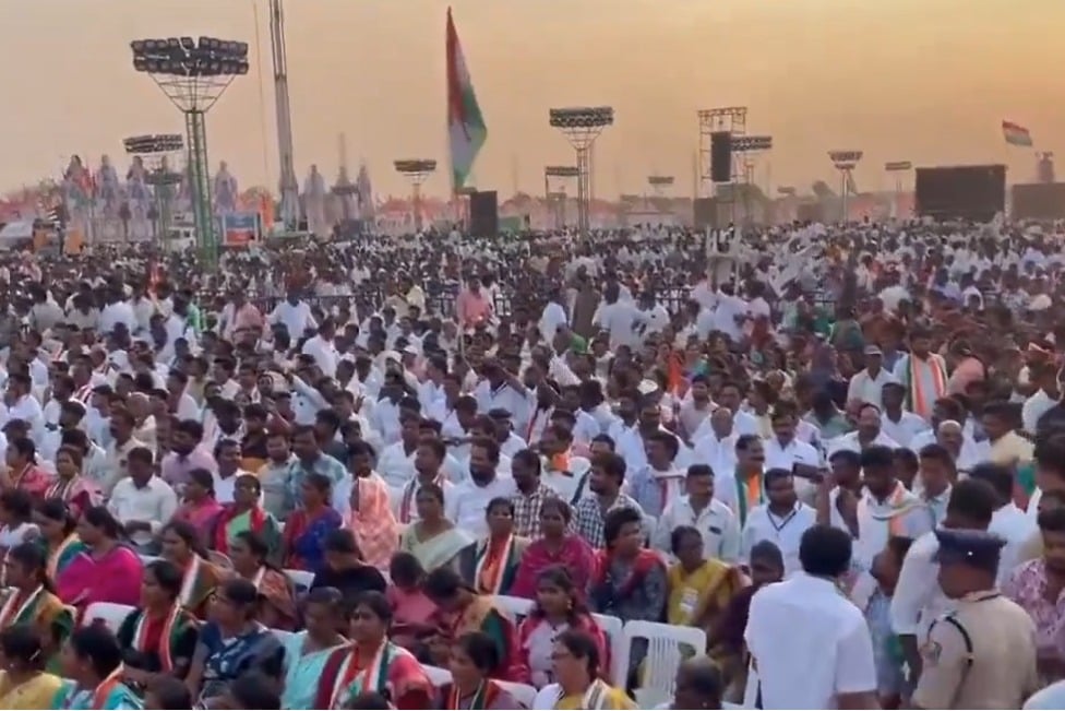 Rahul Gandhi reaches hyderabad for thukkuguda public meeting
