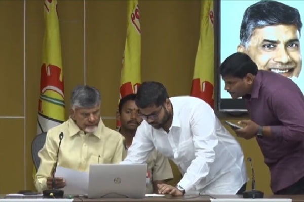 Chandrababu launches TDP website for donations