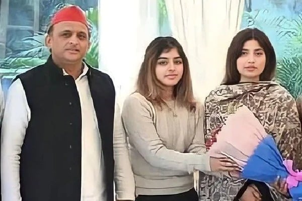 Akhilesh Yadav daughter Aditi Yadav is center of attraction in election campaign