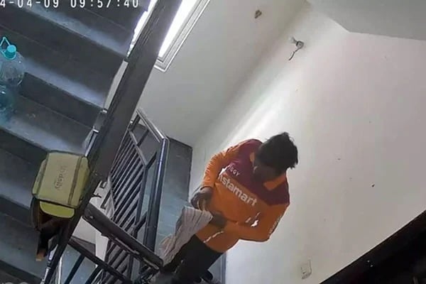 Swiggy delivery boy steals pair of shoes kept outside flat Video goes Viral on Social Media