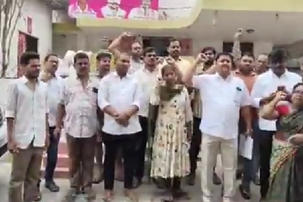 2BHK scheme applicants stage protest at BRS candidate’s house