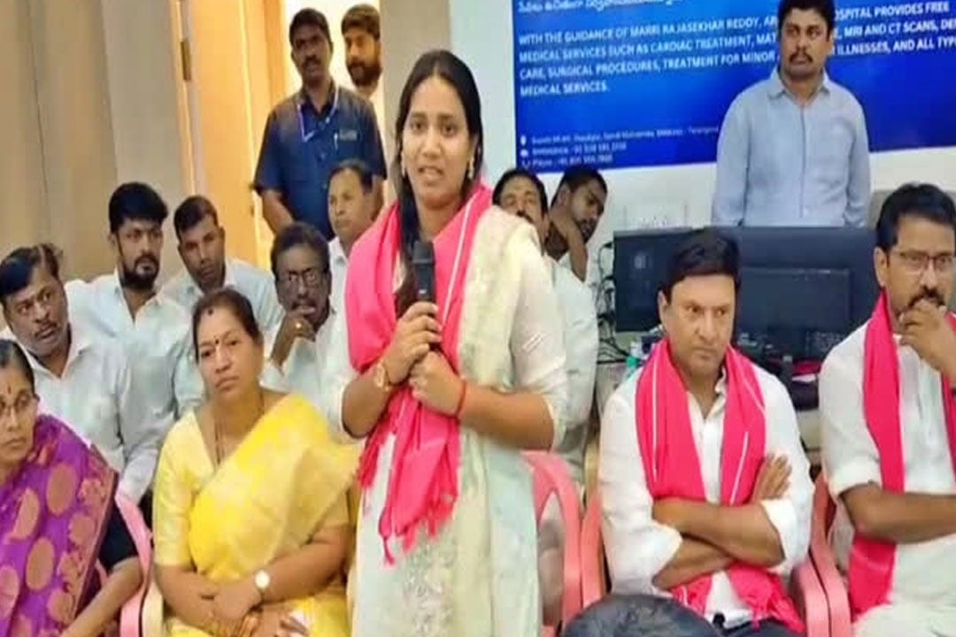 Double Bedroom Beneficiaries Protest At BRS Candidate Niveditha House 