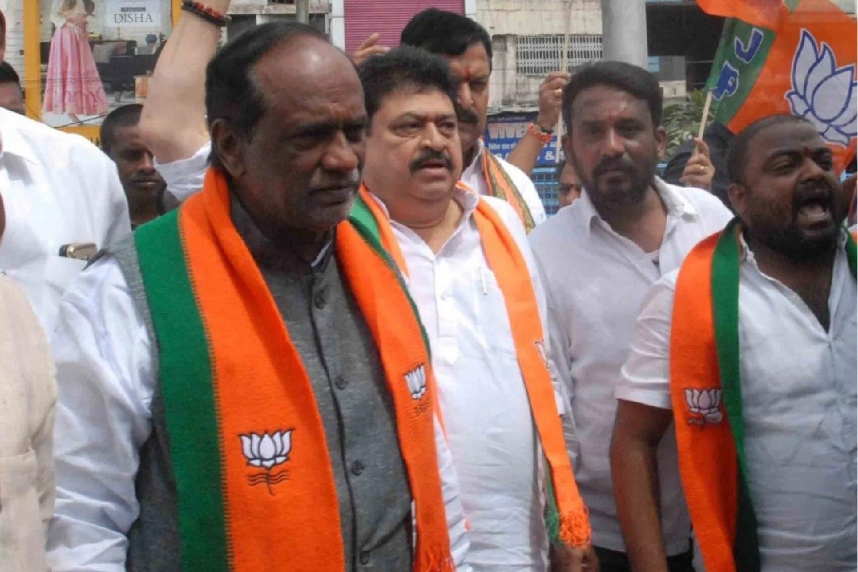 BJP Leader Laxman Criticizes KCR Bus Yatra 