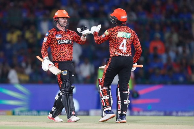 SRH openers hammers DC bowlers
