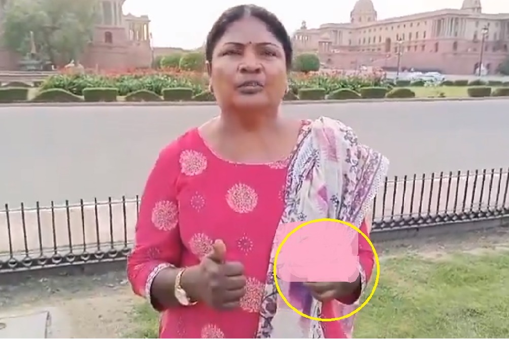 AP Woman Cut Her Finger In Delhi In Protest
