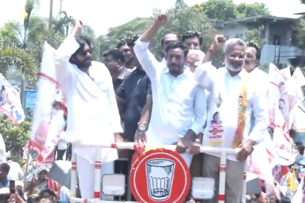 Janasena President Pawan Kalyan Dance in Election Nomination Rally 