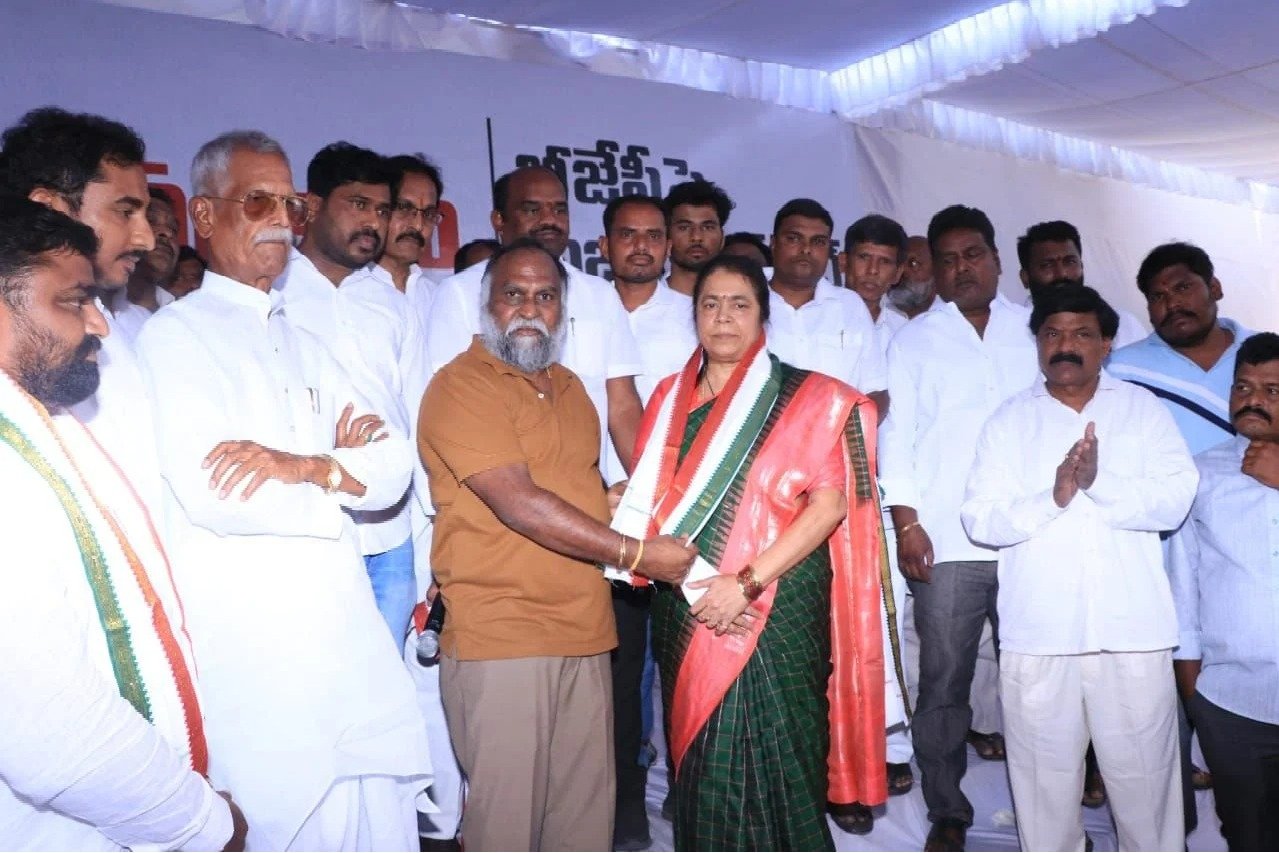 Warangal Mayor Gundu Sudharani joined Congress Party