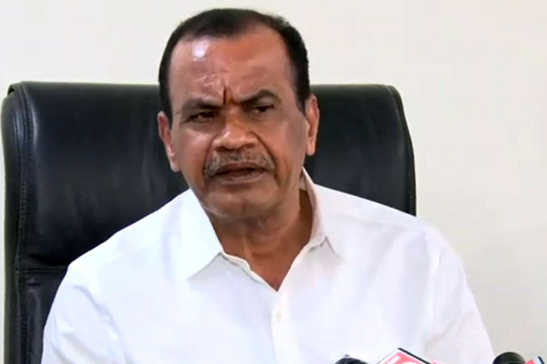 Minister Komati Reddy Venkat Reddy Once Again Fires On KCR And Harish Rao