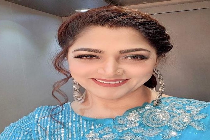 Actress Khushbu Sundar Slams Jio Service
