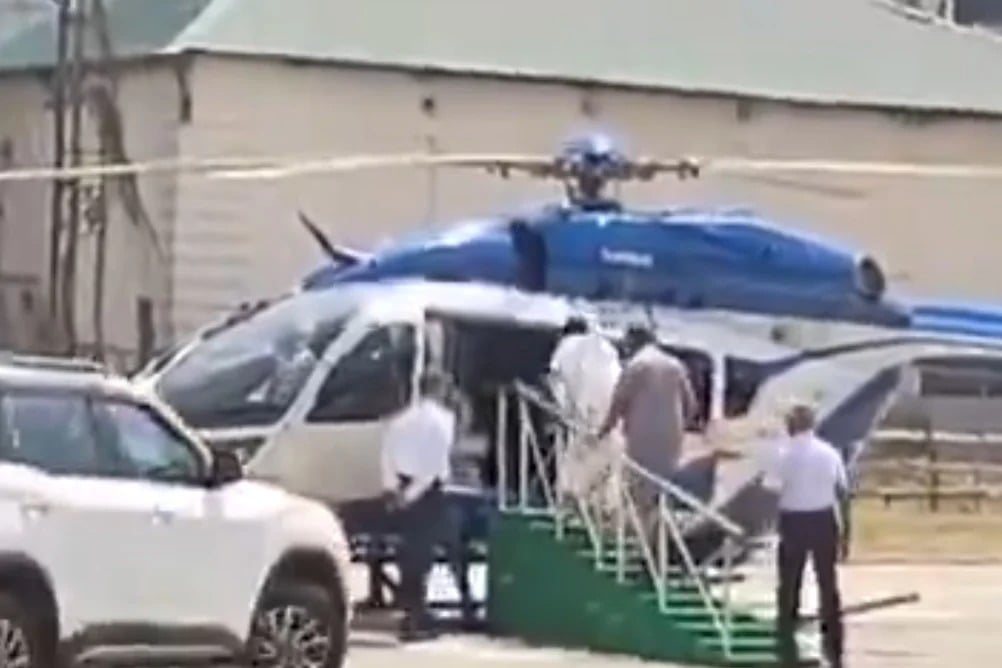 Mamata Banerjee Falls While Boarding Helicopter