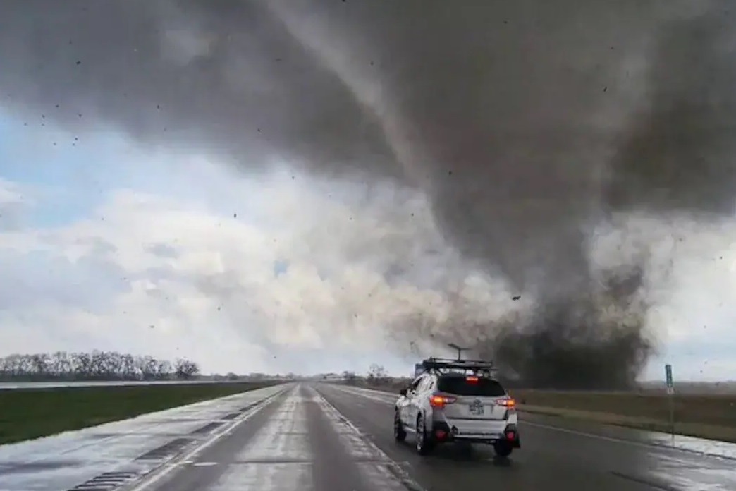 powerful tornado sweeps across us highway in nebraska