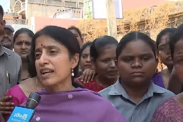 YS Bharathi Campaigns for Jagan, Criticizes Chandrababu's Remarks