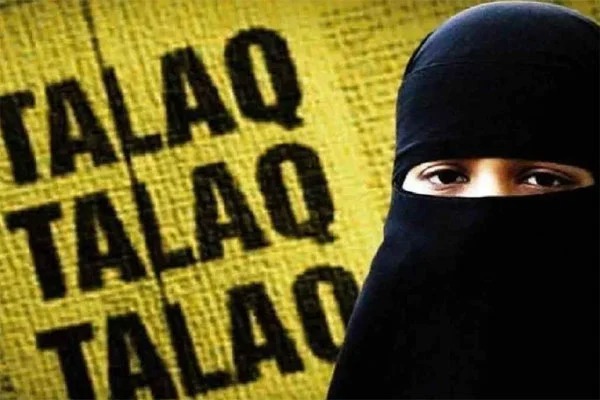 Man flees after pronouncing triple talaq to wife in moving train