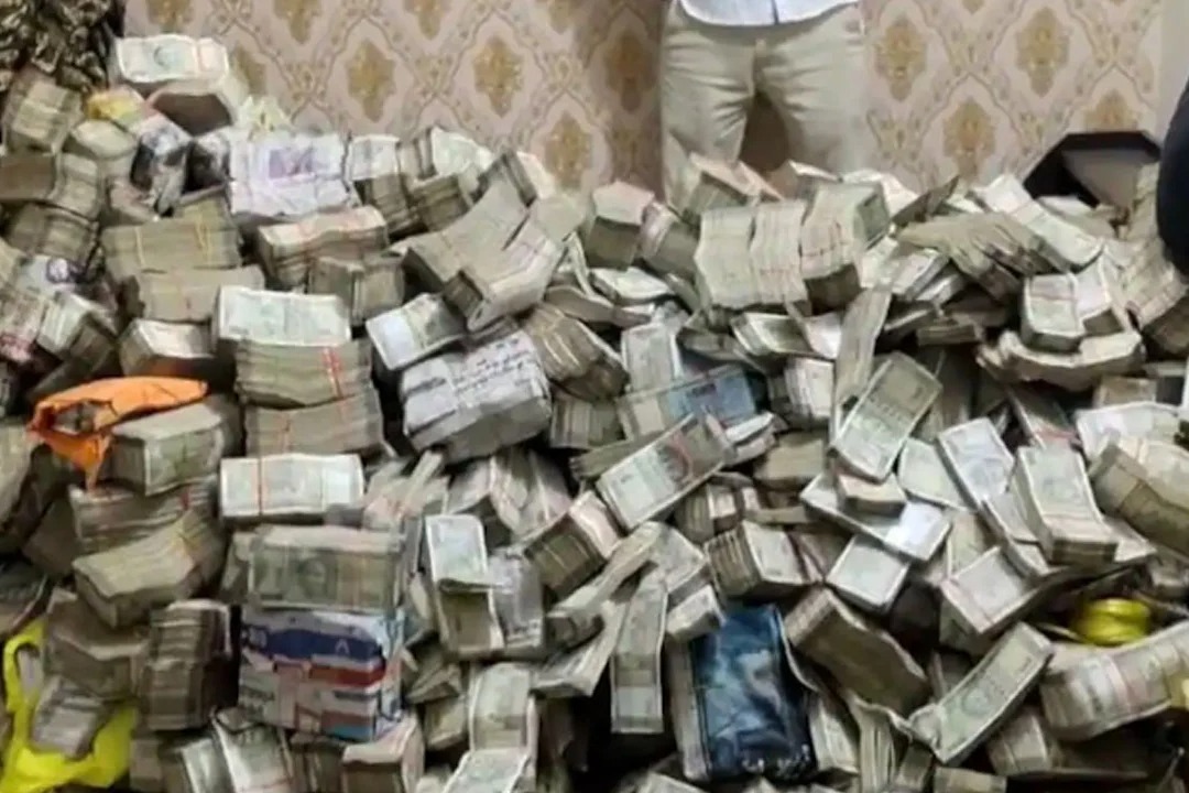 ED Officials found Huge Cash in Jharkhand Minister Aide house in Ranchi
