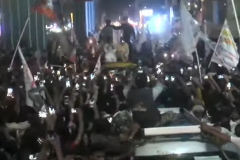 Chandrababu and Pawan Kalyan continues road show with flash lights after power cut in Tirupati