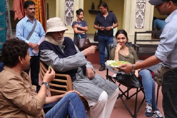 Deepika reveals Big B loves telling everyone about how much she eats