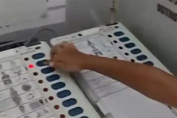 BJP Leader Vinay Mehar Films Minor Son Casting Vote in Berasia Polling Booth in Bhopal Video Goes Viral