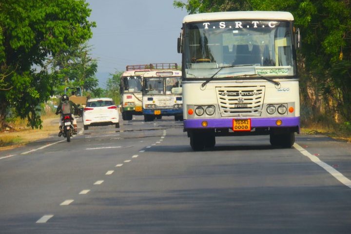 Voters' rush from Hyderabad to Andhra Pradesh continues