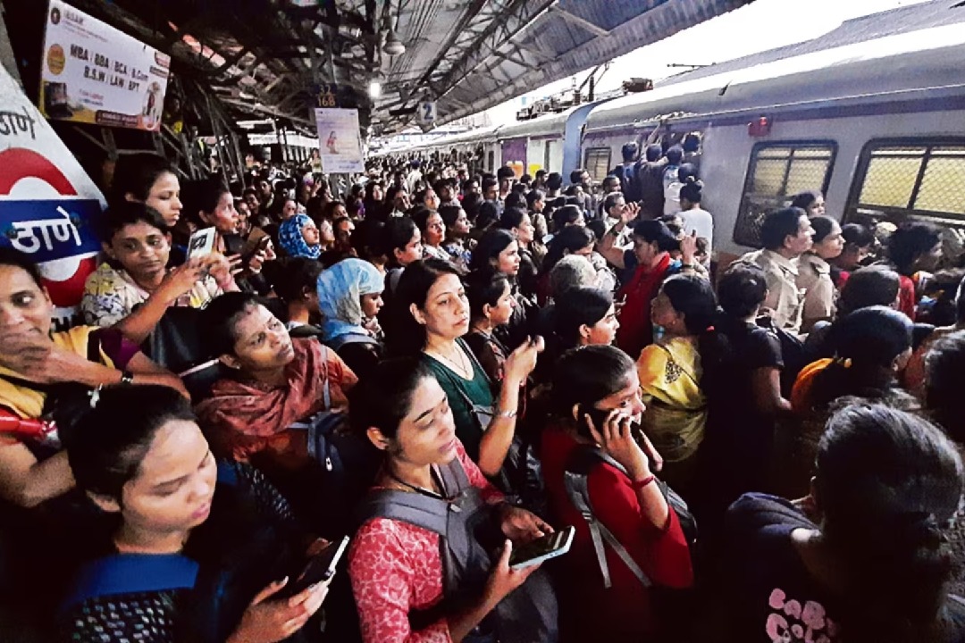 crowd chaos near mumbai as passengers try to board overcrowded local train