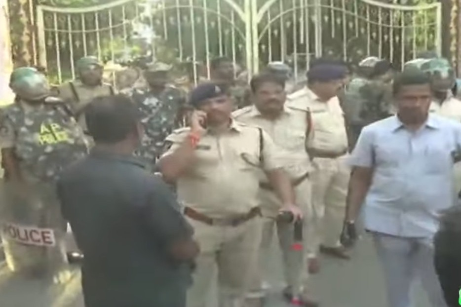 Police lathi charge on TDP protesters in Tirupati