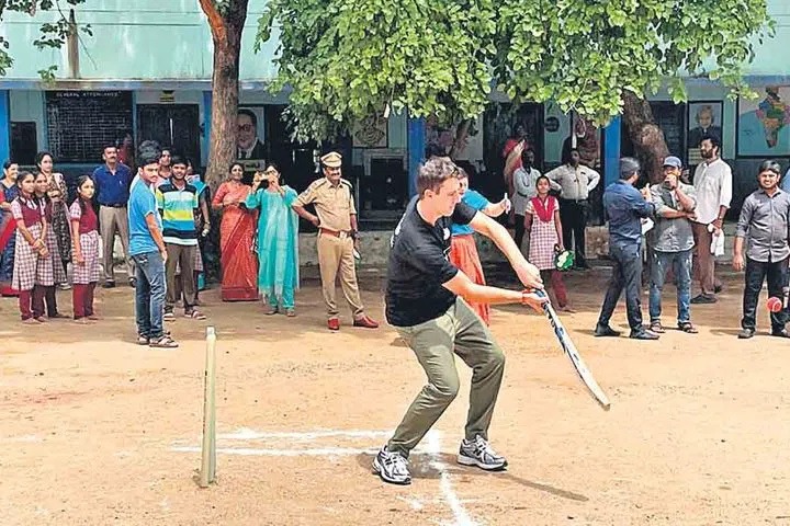 Pat Cummins plays cricket with school kids in Hyderabad