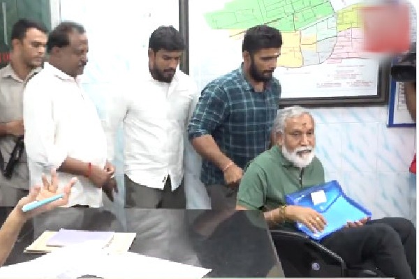 Pulivarthi Nani attends SIT probe in Tirupati