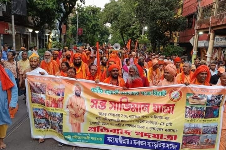 Monks take to streets in Kolkata to protest against Mamata's remarks on spiritual bodies
