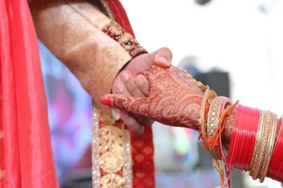 UP groom kissing bride during wedding leads to fight between families