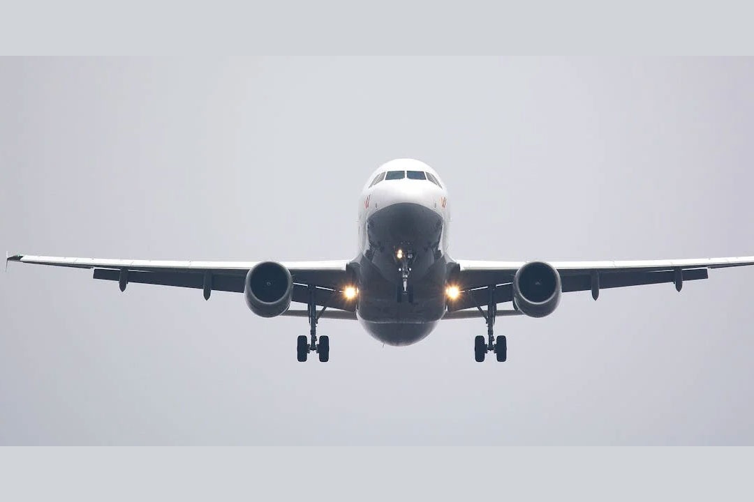 Passenger allegedly try to open running flight door 