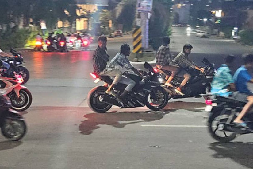 Bikers Hold races in IT Hub rayadurgam in Hyderabad midnight