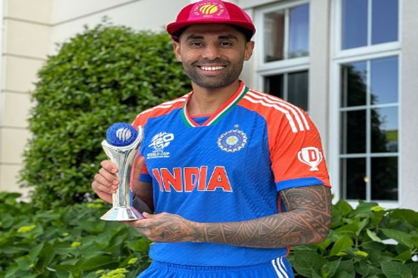 Suryakumar Yadav receiving 2nd consecutive ICC T20I Cricketer of the Year Award