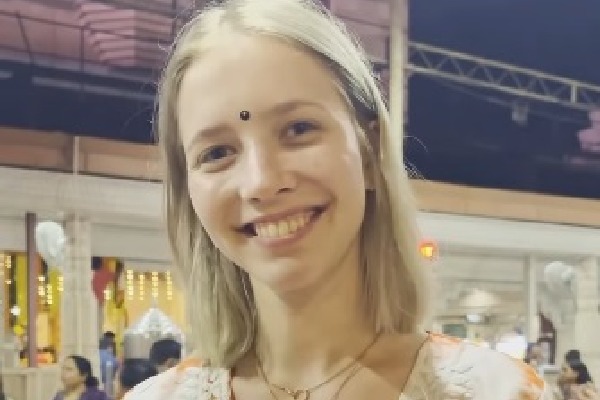 Russian Vlogger Visit to Siddhi Vinayak Temple Has Internet Talking