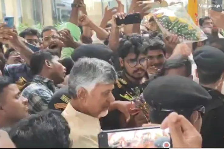 Grand welcome for TDP Chief Chandrababu at TDP Office in Mangalagiri