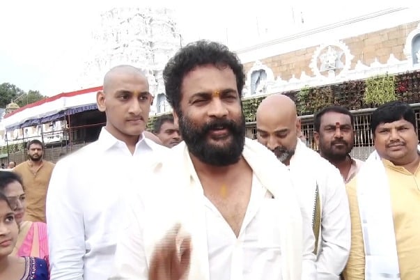 Actor Sivaji talks to media at Tirumala temple