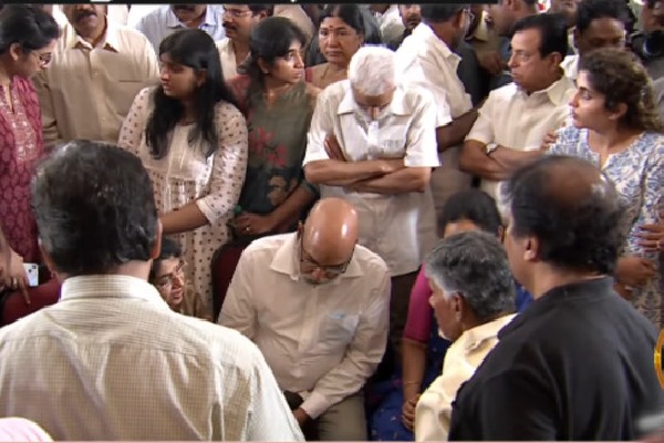 Chandrababu pays tributes to Ramoji Rao mortal remains